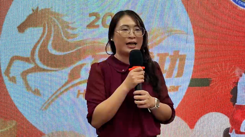 吳婉郡代表僑委會感謝中華會館用心舉辦活動並祝福僑胞馬年成功平安