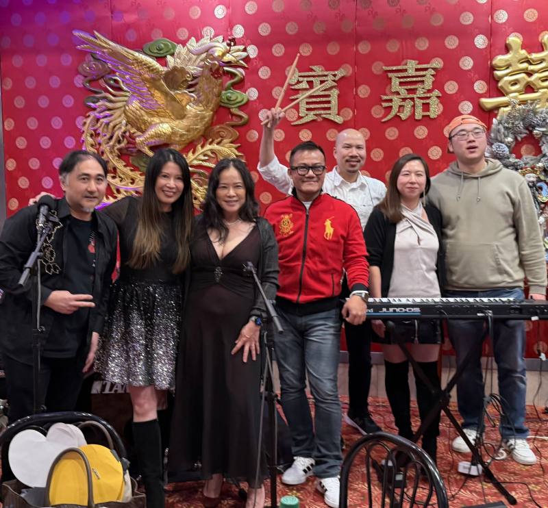 振天君樂團演出多首台味流行與經典歌曲，帶動全場同歡