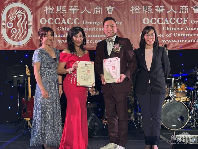 駐洛杉磯辦事處副處長陳令欣（右一）及橙縣文教中心主任蕭蓓如（左一）代表僑委會頒贈感謝狀及賀狀給商會卸任會長胡安瀅（左二）及新會長楊旻諺
