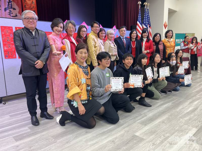 貴賓、評審與獲獎同學合影