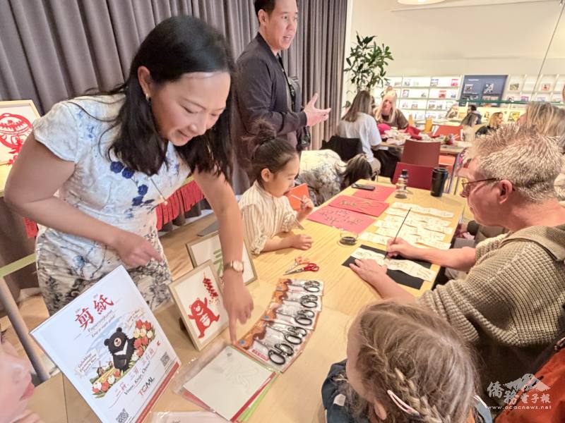 閱讀志工Nina Bankers 向當地小朋友介紹剪紙文化