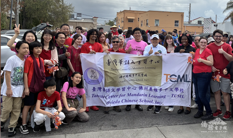 TCML佛州奧維多中文學校師生參與馬年大遊行與駐邁阿密辦事處處長周啟宇(右六)、僑務秘書杜戎珄(右七) 合影