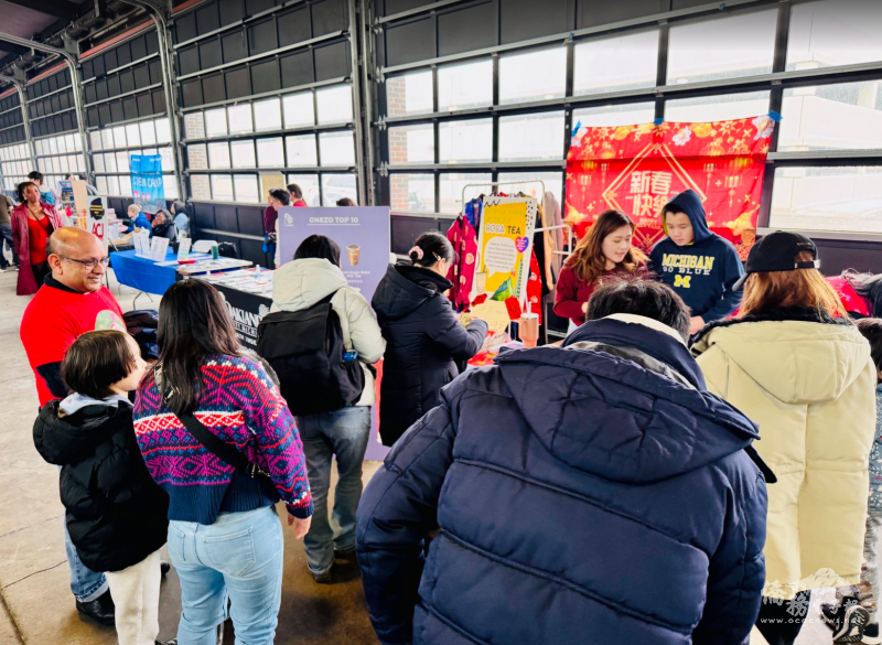 攤位前人潮絡繹不絕，民眾排起長龍搶先品嚐道地臺灣珍珠奶茶