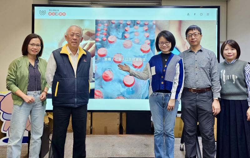 「具包容性的撤離與收容評估系統」榮獲2026年聯合國支持的「無障礙計畫」(Zero Project)獎。開發團隊成員(左起)：許秋玲、陳宏宇主任、李香潔組長、廖楷民、楊惠萱。