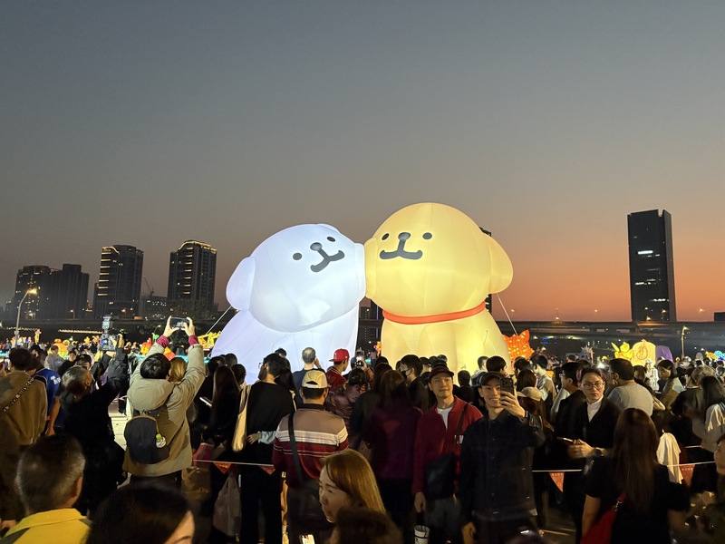 2026新北燈會22日在大都會公園正式開幕，今年首度邀請韓國超人氣IP「線條小狗」跨界聯名，吸引民眾爭相搶拍。中央社記者曹亞沿攝