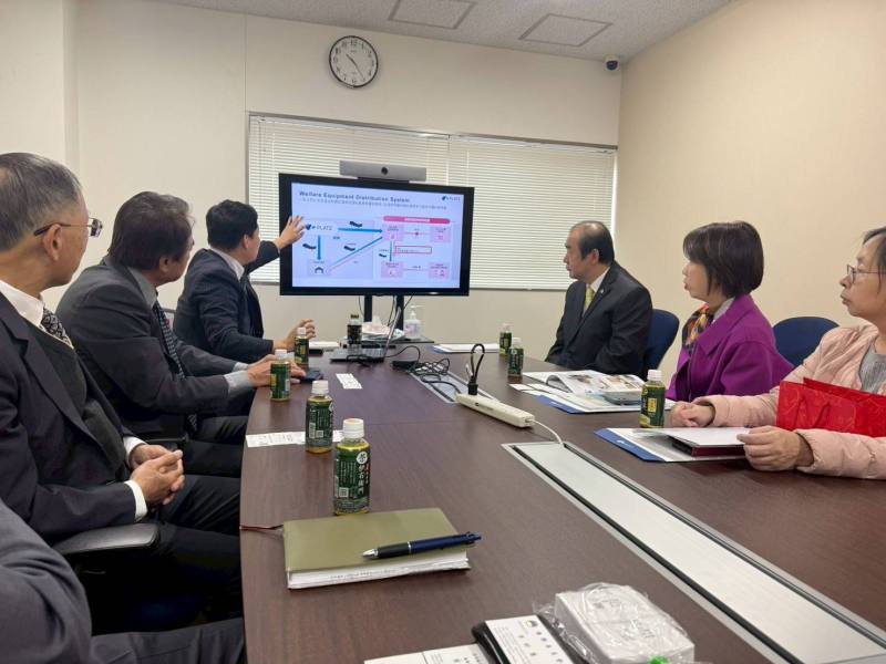 副委員長李姸慧(右二)及處長陳銘俊(右三)等人於福樂慈公司聽取簡報