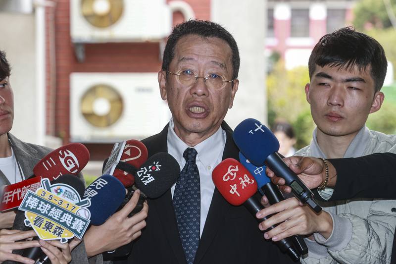 國防部長顧立雄（中）24日赴立法院院會報告備詢，會前受訪