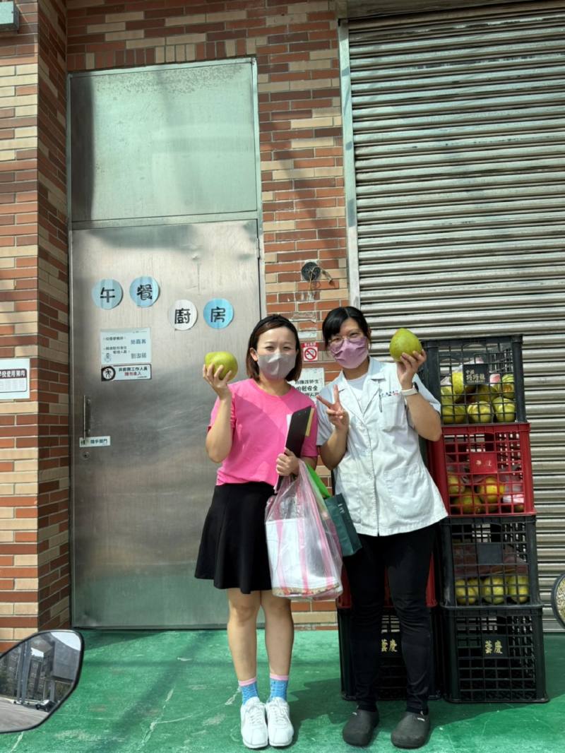 輔導營養師洪菱慧(左)與學員討論，針對廚房環境衛生提出改善建議