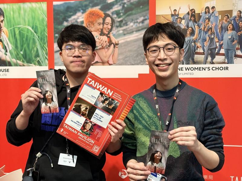 台灣兒少短片「你吹Do，我吹Si」入圍第76屆柏林影展「新世代」競賽單元，導演莊榮祚（右）與製片陳厚廷（左）於影展期間在歐洲電影市場展文策院台灣館接受中央社訪問。中央社記者林尚縈柏林攝