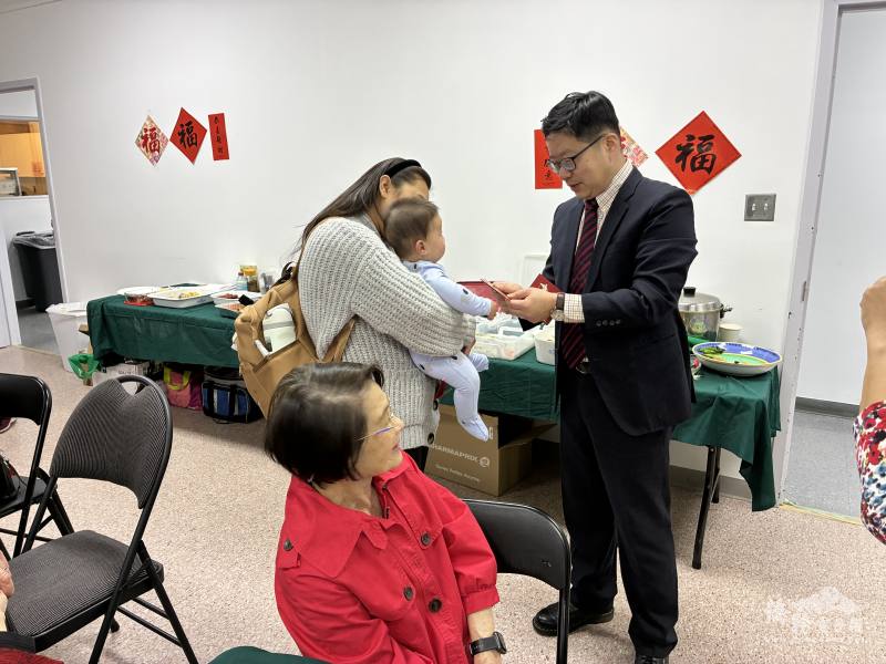 北美洲台灣婦女會多倫多分會最年輕新成員領取總統福袋