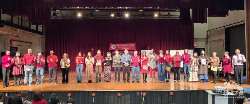 老師周玉若(左一)指導臺灣華語文學習中心學生，表演歌唱應景歌曲「恭喜恭喜」以及說過年吉祥話