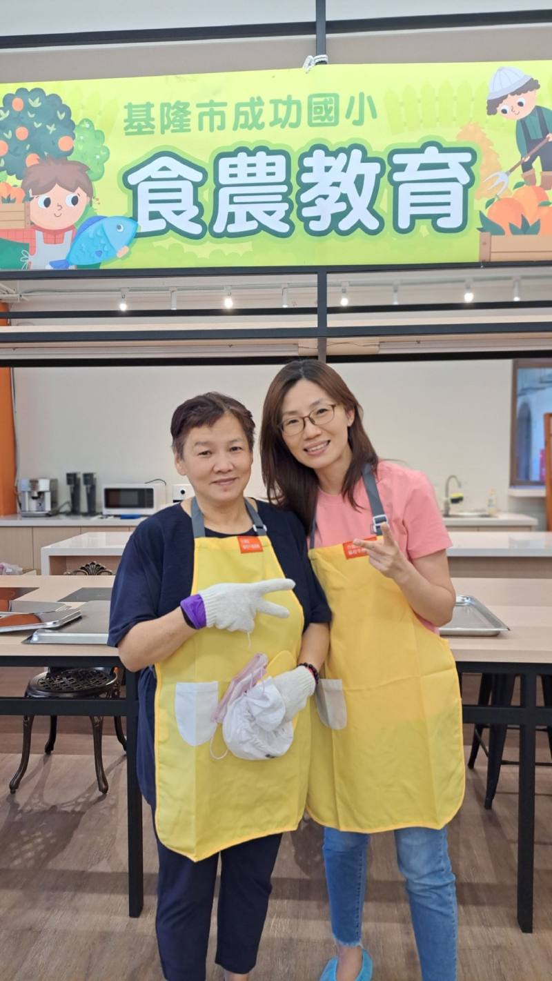 輔導營養師李菡珍(右)實地關懷，提供健康飲食與食農教育建議