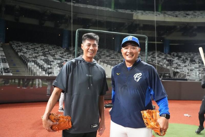 世界棒球經典賽（WBC）台灣隊24日與中職富邦悍將隊閉門比賽，受邀入經典賽團隊的退役球星陳偉殷（左）現身，24日練習賽前也與日職中日龍隊前隊友、富邦悍將教練森野將彥（右）相見歡。（富邦悍將提供）
