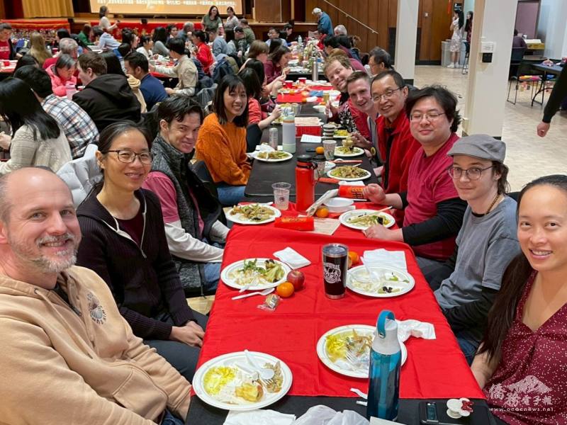 與會嘉賓享用家鄉口味的臺灣美食