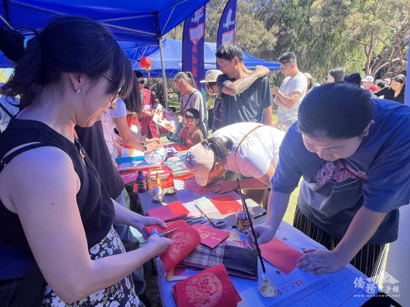 民眾現場揮毫寫下馬年祝福