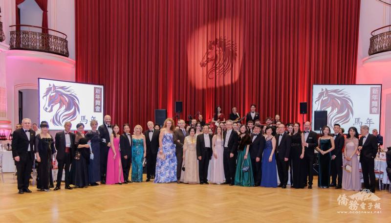 舞會開場儀式後，多位僑界與政界貴賓合影留念，象徵僑社團結與世代傳承。