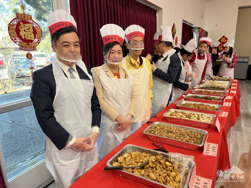 官員、僑務委員親自為與會僑胞打菜服務