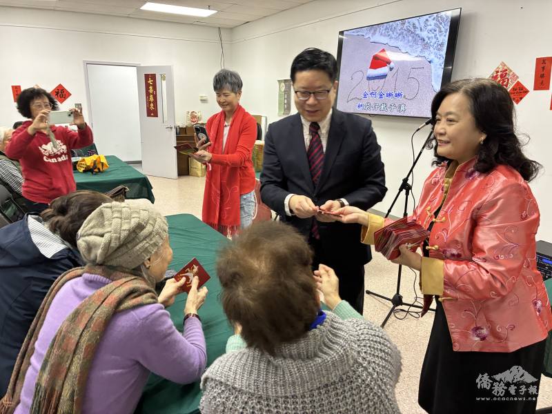 多倫多文教中心主任藍柏青現場發送2026年總統福袋