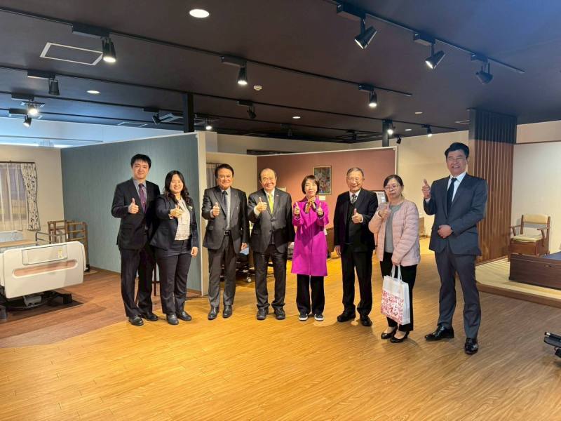 李姸慧(右四)、陳銘俊(左四)、李育奇(右三)、李維淳(左二)及福山明利(左三)等人合影留念