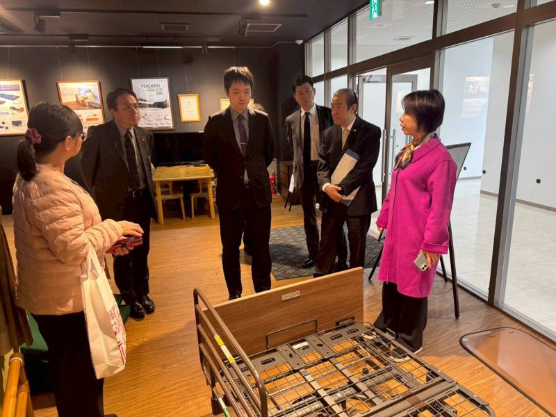 副委員長李姸慧(右一)及處長陳銘俊(右二)等人參觀產品展示區