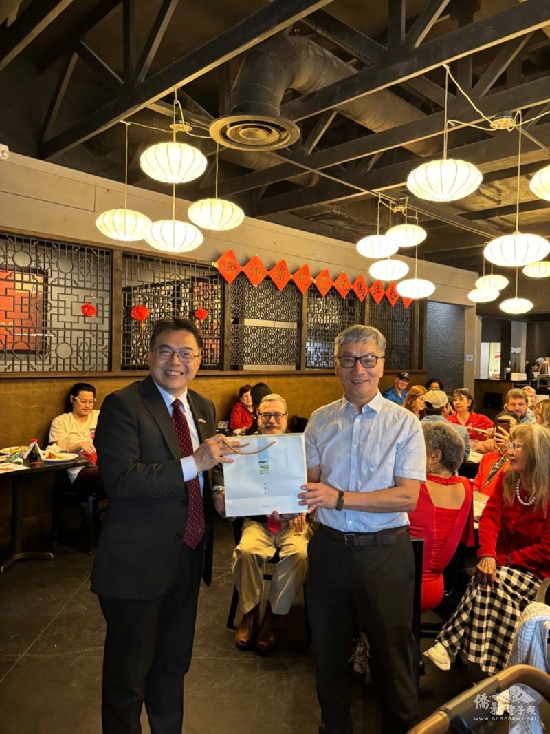 Director General Chi-Yu Chou of the Taipei Economic and Cultural Office in Miami with TAA President Carl Huang (Photo courtesy of FSUTSA)