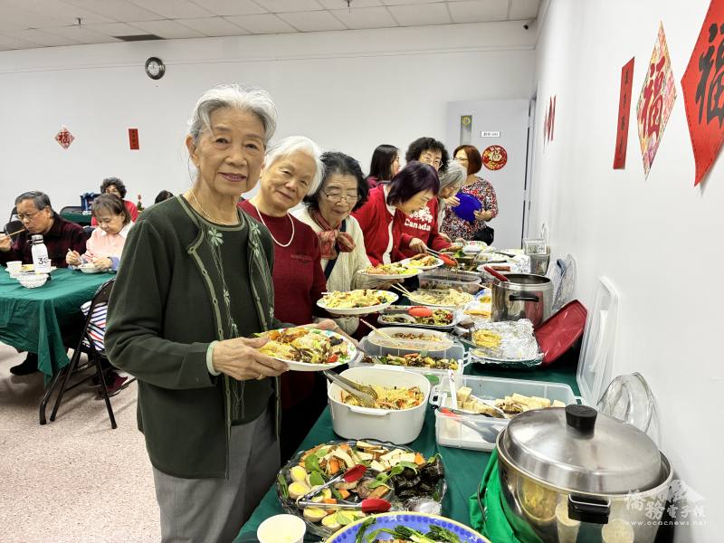 北美洲台灣婦女會多倫多分會成員精心準備應景年菜