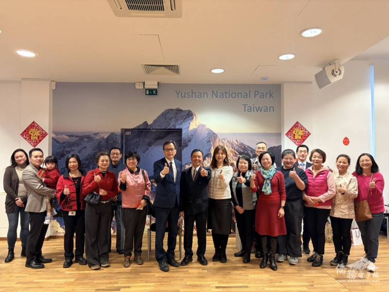 柏林新春聯歡活動由6僑團共同主辦，駐德國代表處大使谷瑞生（左7）與捐贈春節盛會摸彩禮品者合影