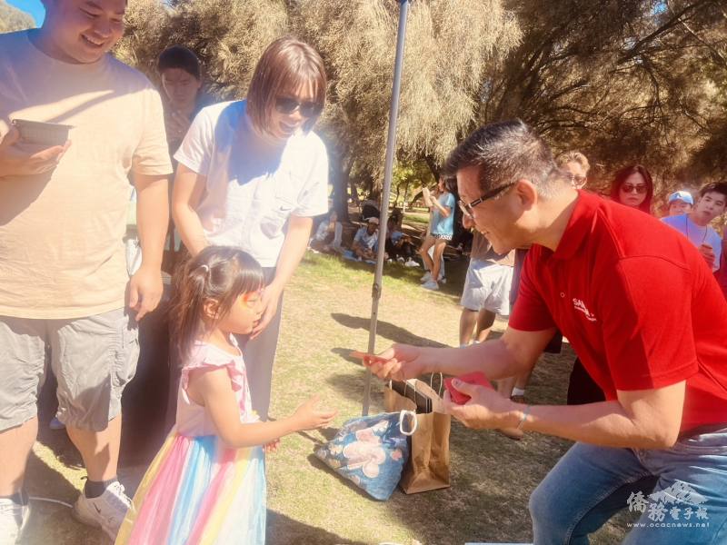 澳洲聯邦眾議員林文清發放紅包給小朋友