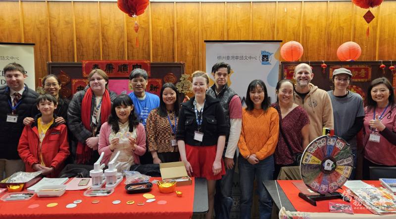 明州臺灣華語文中心主任方沛文（右一）與職員和師生們在文化攤位前合照