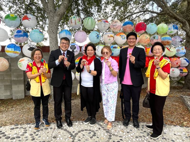 周啟宇(左2)與西棕櫚灘城市發展局總監Sherryl Muriente(左3)、國際佛光會佛州協會會長俞孟貞(左1)等人參與敲鐘祈願等活動