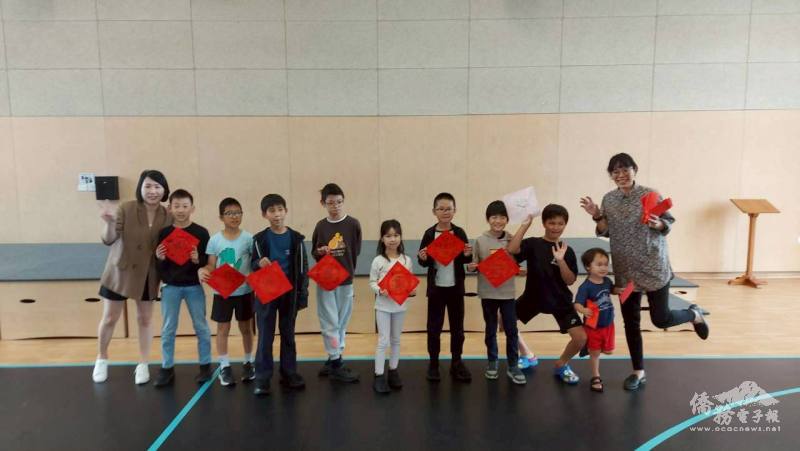 中級班學生擺出趣味馬年姿勢