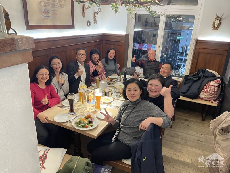 後谷瑞生與僑領們共進團圓晚餐