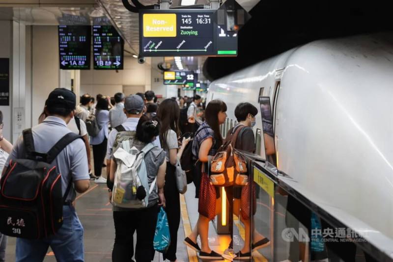 台灣高鐵今年春節疏運平均每日約26.6萬人次，創歷年春節疏運日均最高，並首推當日自由座等候時間預估服務，高鐵24日表示，228連假將續辦理。圖為高鐵台北站搭車民眾。（中央社檔案照片）