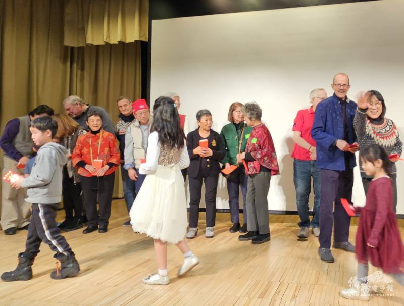 賓客們排隊領取紅包並參加抽獎