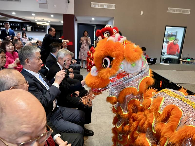 愛迪生中文學校「祥獅獻瑞」領受貴賓紅包祝福