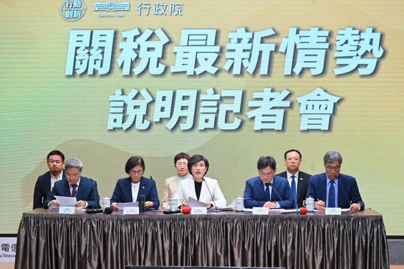 行政院副院長鄭麗君今（24）日率同楊珍妮政委、葉俊顯政委兼國家發展委員會主委、李慧芝發言人、財政部莊翠雲部長、經濟部龔明鑫部長、勞動部洪申翰部長、農業部陳駿季部長召開「關稅最新情勢說明記者會」。