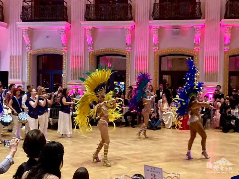 午夜森巴秀熱情登場，舞者以充滿節奏與活力的演出點燃全場氣氛，將舞會推向高潮。