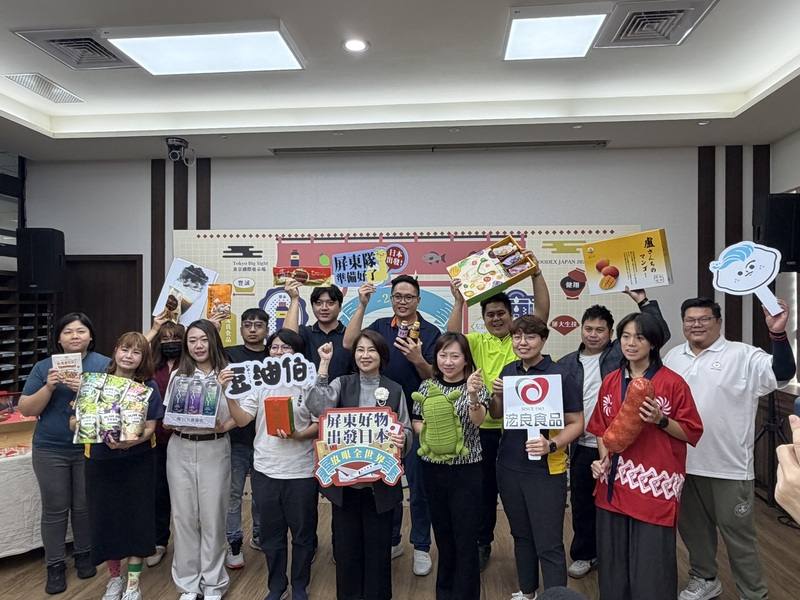 屏東縣政府2026年攜手14家業者，將於3月出發前往日本參加東京食品展，24日舉辦行前記者會，屏東縣長周春米（前中）盼能展現屏東食品產業多元特色與實力。