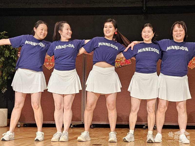 由明州台灣姐妹會會長潘秀涵（中）帶領的活力四射的歌舞表演