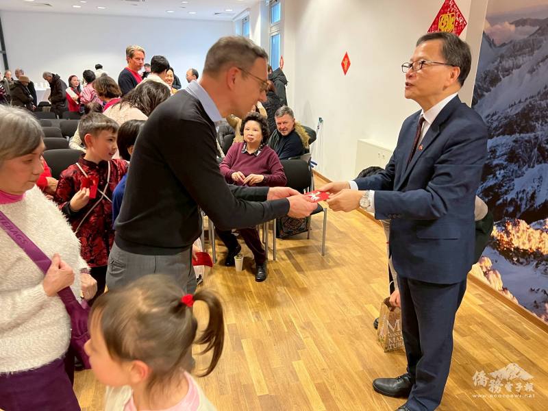 谷瑞生（右1）發放總統府一元紅包給僑胞