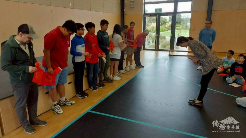 高級班學生跟主任鞠躬拜年