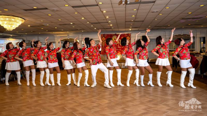 夢幻貓咪表演點燃現場，展現出僑界「萬馬奔騰」的活力