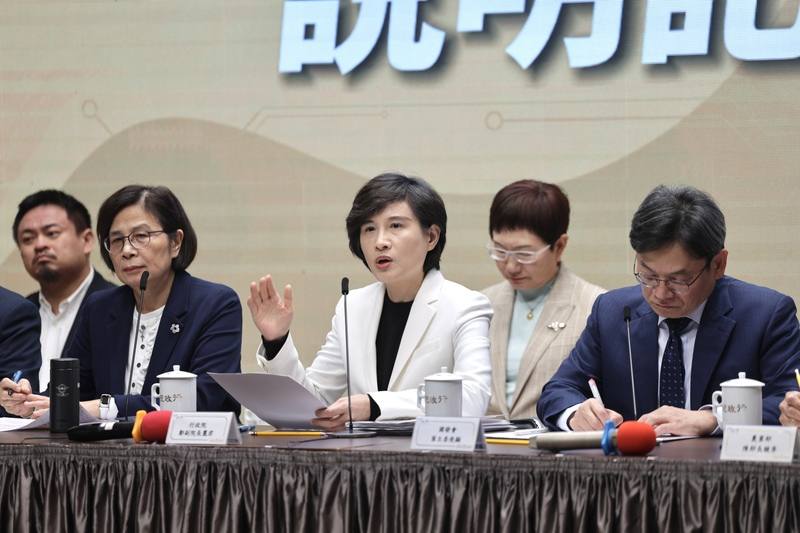 Vice Premier Cheng Li-chiun (front center) speaks at a press conference Tuesday on the recent ruling concerning President Donald Trump's “reciprocal” tariffs and the potential impact on the Taiwan-U.S. trade agreement signed in January. CNA photo Feb. 24,