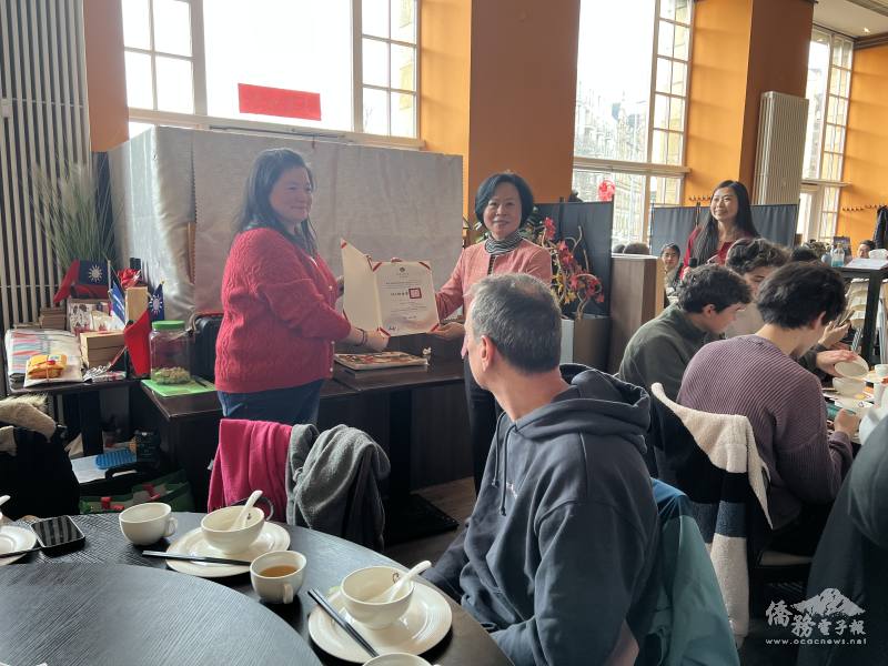 朱麗玲(右)代表僑委會頒發感謝狀給德勒斯登婦女協會會長朱韻涵（左），感謝辦理雙十國慶凝聚僑心