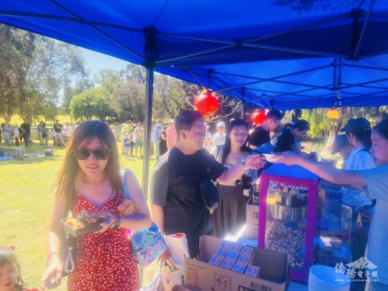 僑民排隊領取台灣美食