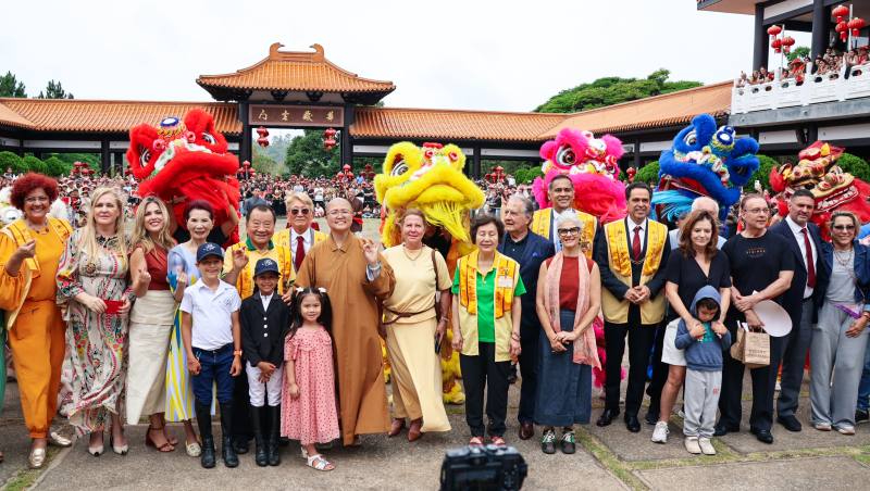 參與貴賓與舞獅表演後合影