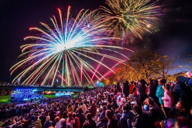 嘉義縣中埔鄉公所與農會在縣、市交界忠義橋八掌溪畔舉辦春嬉風鈴活動，28日晚間將施放20分鐘的中、高空煙火。圖為2025年煙火施放情形。（中埔鄉公所提供）