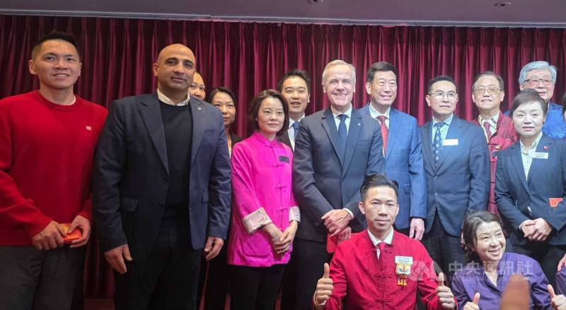 加拿大總理卡尼（左4）2月18日造訪大溫哥華地區，無預警地出現在一間華人餐廳向民眾拜年，他不接受媒體訪問，但他帶領的自由黨眾議員張瑋麟（左1）和白恩斯（左2）都表態支持「台加貿易合作架構協議」