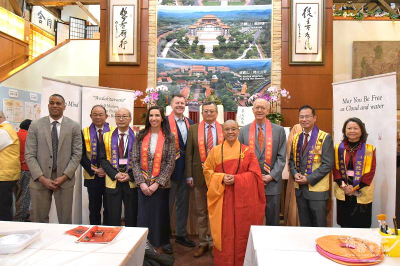 貴賓們合照(從左到右：DuPage County董事會候選人Marcus King、佛光會分會會長王彬、佛光會督導周邁平、伊利諾州眾議員Anne Stava 、Naperville市長 Scott Wehrli、駐芝加哥辦事處處長類延峰、芝加哥佛光山住持永瀚法師、美國聯邦眾議員Bill Foster、佛光會會長王克英及佛光會督導黃于紋)