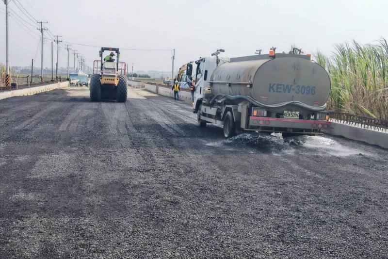 台南市政府工務局與中央大學研究團隊合作，推動瀝青刨除料應用路基回填施工，近期在南121線溪埔中路拓寬工程進行試鋪。（台南市政府提供）